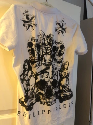 Vit philipp plein pike. - Design på ryggen. Den är i bra skick inte använd mycket. 