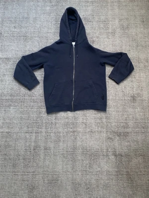 Hoodie - Snygg hoodie | Den är i mycket bra skick 8/10 | färg: marinblå | storlek: S | pris kan diskuteras!