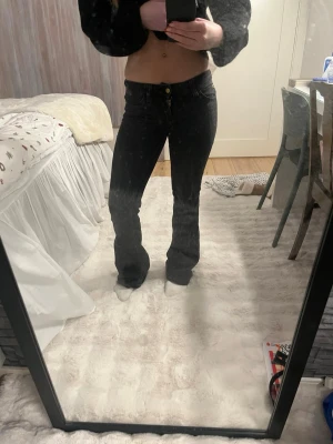 Svarta bootcut jeans från Cheap Monday - Säljer mina super mörkgråa jeans från Cheap Monday i storlek 26/32. Säljer då dem blivit försmå, lite slitna om man ser de på bilderna pris kan diskuteras❤️