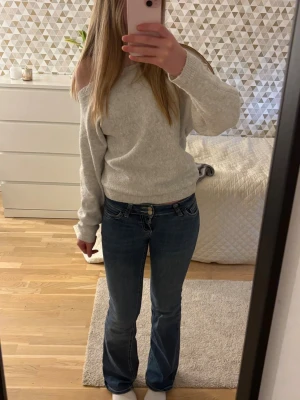 Nelly jeans - Säljer dessa supersnygga lågmidjade jeans med detalj på fickorna från Nelly! Storlek 32 och bra skick🥰💗 