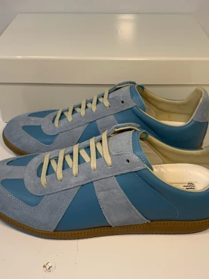 Maison margiela gats blå - Ett par riktigt feta gats i storlek 43, box och dustbag fås med, skickar samma dag!