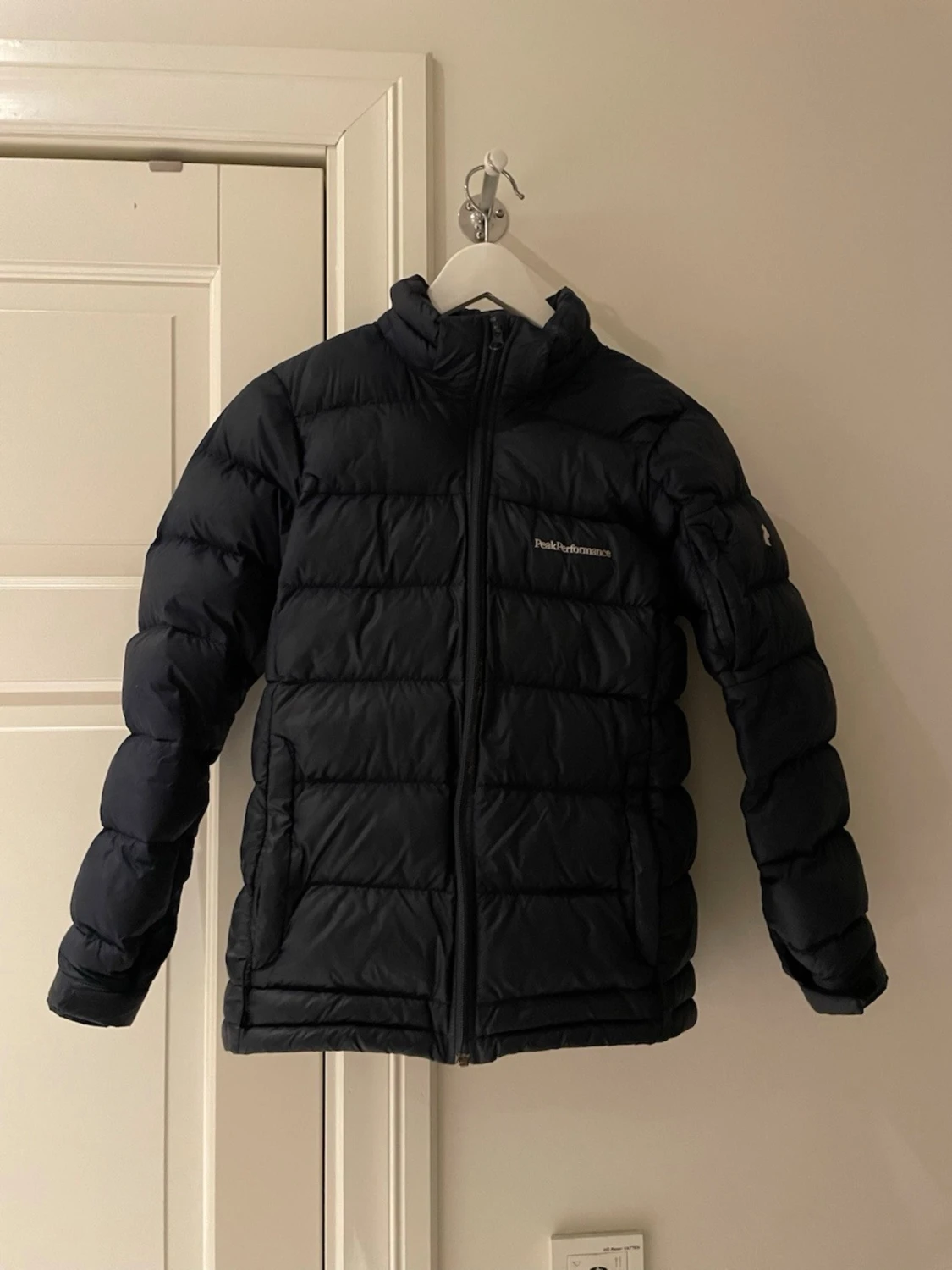 Svart Peak Performance pufferjacka 160