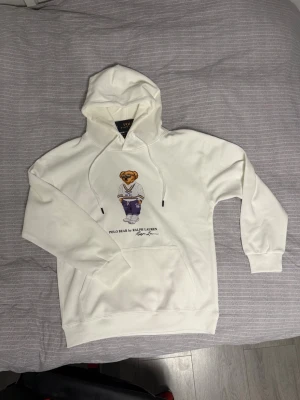 Vit POLO BEAR by RALPH LAUREN hoodie - Säljer en riktigt snygg polo bear hoodie för ett rimligt pris. Sjukt bekväm och helt oanvänd. Kom dm för några frågor 😁👍🏼