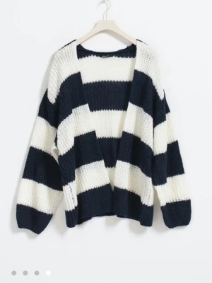 💙Snygg randig stickad kofta från Gina Tricot🤍 - Säljer en jätte snygg oversized stickad kofta från Gina Tricot i storlek M men passar som en S, slutsåld på hemsidan och nypris är 499 säljer för 200 då den är helt oanvänd ☺️