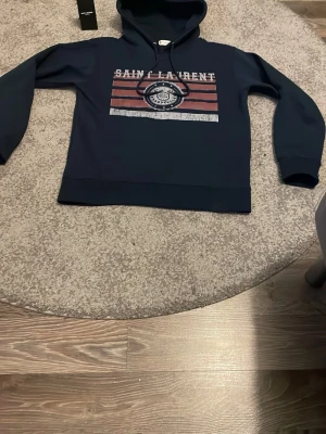  Yves Saint Laurent hoddie - Navy saint lauren hoddie som är perfekt nu för vinter kom privat för mer frågor🤩🤩