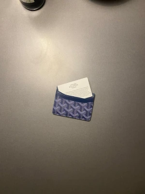 Goyard cardholder  - Säljer nu denna r3p mörkblå goyard cardholder i helt ny i riktigt bra skick. Bara höra av dig vid frågor eller funderingar och pris kan absolut diskuteras inget og ingår bara box och ett goyard kort
