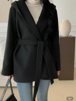 SVART KAPPA - Svart kappa i storlek S. 