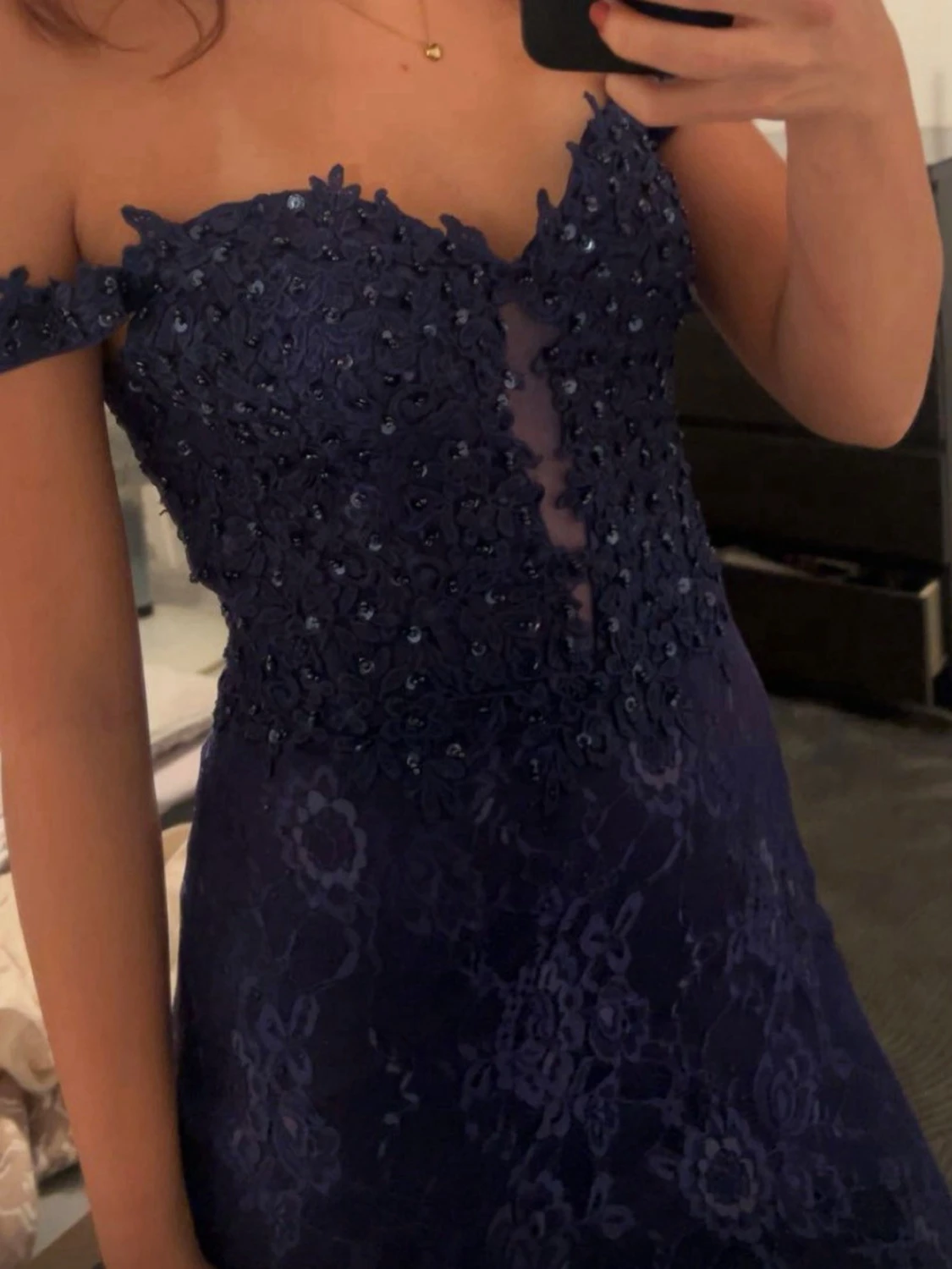 Marinblå långklänning med spets och pärlor - 2