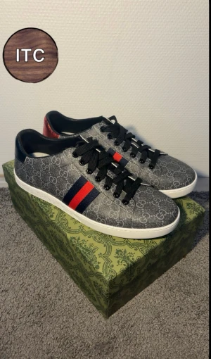 Gucci ace  - Snygga Gucci ace i svart/grått med klassiskt GG-mönster över hela skon. Endast andvända 1 gång och kommer med box osv!