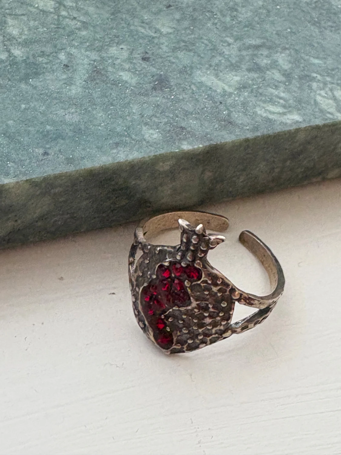 Granatformad silverring med röda stenar