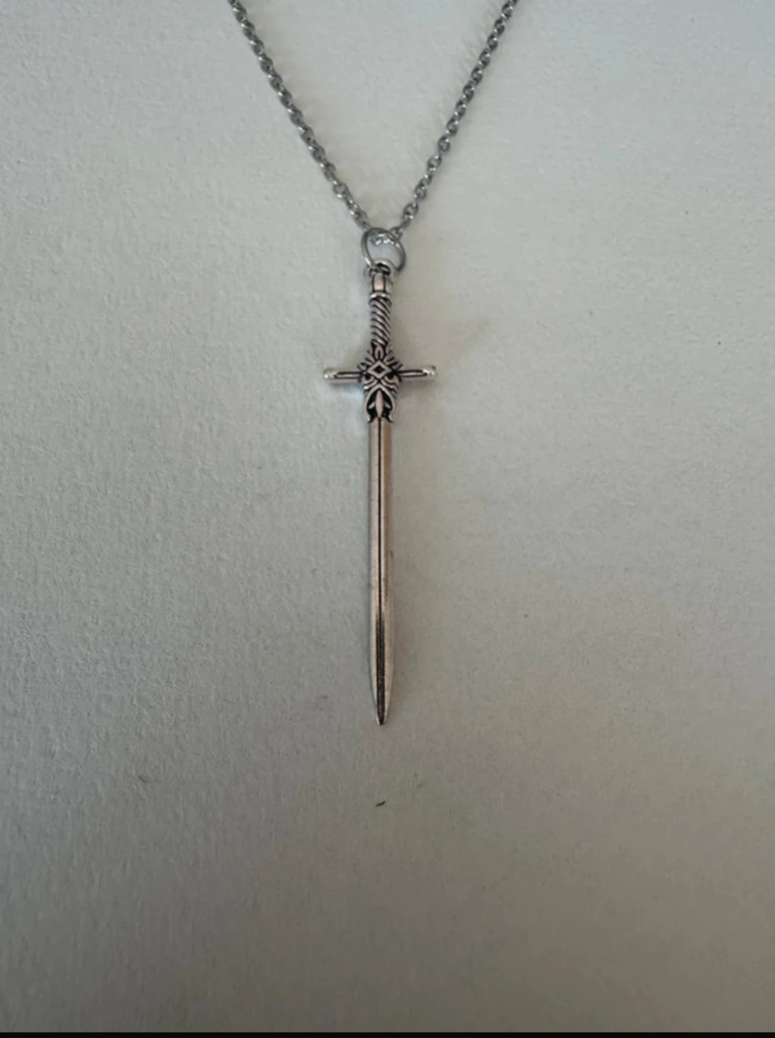 Silverhalsband svärd