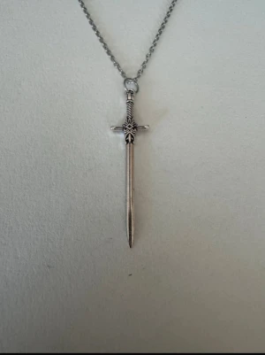 Silverhalsband svärd - Perfekta julklappen 🌲  Säljer smycken som skapats som hobby av mig och dottern.   Halskedjor är 50cm.  Bilder på berlock kan vara missvisande så är det viktigt så fråga gärna om mått 🌹  Smycken är inte av äkta guld/silver .   Inga bud godtas då priserna är så billiga❤️