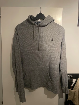 Ralph Lauren Hoodie - Stickad ralph lauren hoodie i storlek M. Den är ganska urtvättad så sitter som S. Inga märkvärdiga defekter. 