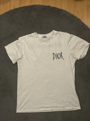 Vit T-shirt - Säljer denna feta D tröjan, sjukt bra kvalitet och bra skick. Hör dig vid minsta lilla fundering! 