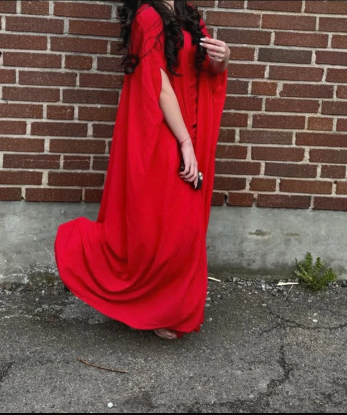 Röd långklänning med capeärm