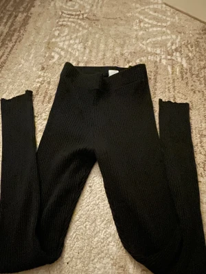Svarta Leggings - Svarta leggings från H&m i storlek xs, inget fel på de. Helt nya😻