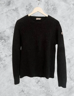 Moncler stickad tröja - Äkta Moncler tröja || Den är i storlek L men sitter mer som S/M, passar de runt 175cm skulle jag säga. 😊