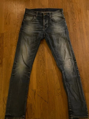 Nudie grim tim - Nudie grim tim jeans / väldigt bra skick  Mått: Ytterbenslängd: 105-107 cm Midja: 40-42 cm