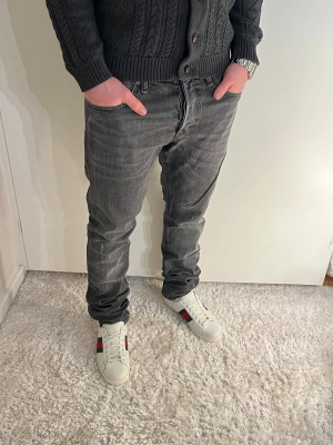 Ralph Lauren jeans  - Ralph Lauren jeans med slitningar | skick 9/10 | Storlek 34/34 sitter mer som 33/34  | Pris - 549kr | Modellen är ca 179cm lång | Hör av dig vid minsta fråga eller fundering!!