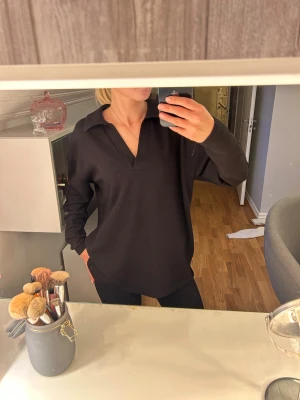 Svart henley-skjorta från Vero Moda - Svart tröja/skjorta från vero moda. Väldigt mjukt material. Storlek xs