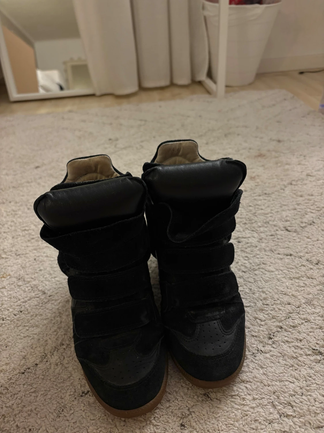 Isabel Marant svarta sneakers med kilklack