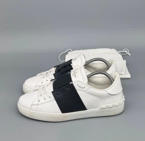 Valentino Open | 42.5 - Valentino Open Sneakers | Nyskick! | Storlek 42.5 | Original dustbag ingår | INGA BYTEN | Fraktar spårbart eller möts upp i Täby
