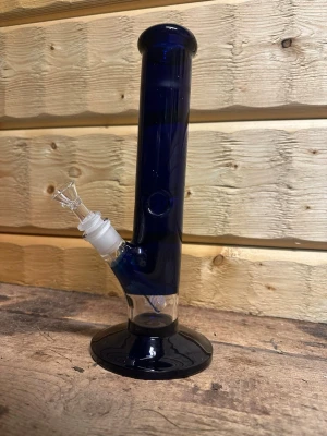 Glas bong, helt ny.  - Bong ur glas med tillhörande kopp och downpipe. Komplett bong. 