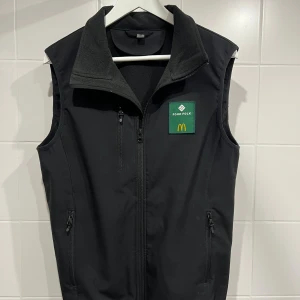 Svart väst från Food Folk McDonald's - Svart väst med mjuk fleecekrage och hel dragkedja framtill. Västen är limited edition och går ej att få tag i förutom här😁👏👌🏼