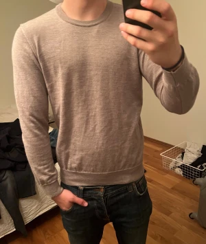 Beige stickad  Oscar Jacobson tröja  - Skön merino tröja från Oscar Jacobson, köpte den under sommaren men växt ut den använd mindre än 10 gånger, slim passform, Skriv vid frågor 