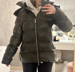 Massimo Dutti jacka Mörkgrön  - Eftertraktad Massimo Dutti vinterjacka. Grön. Supersnygg! Bra skick, inga hål, alla dragkedjor funkar fint. Fler bilder vid intresse. Storlek xs, lite längre och större i modellen. Jag är 160cm lång.