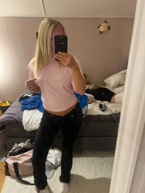 Svarta bootcut jeans - Säljer ett par svarta bootcut jeans i storlek S🩷 149kr🩷 jättefint skick! Passar även M. 