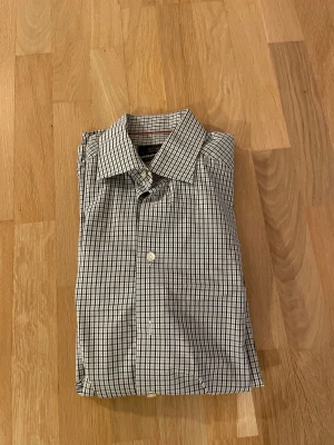 Rutig skjorta från Eton, Contemporary Fit - Snygg rutig skjorta från Eton i svart och vitt, Contemporary fit. Nypris ca 1700kr mitt pris endast 199 kr. Fraktar inom 1 dag, om du har någon fundering så är det bara att höra av sig😊