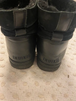 Svarta Inuikiiskor - Säljer mina svarta inukiiskor. Väl använda och säljer därför rätt billigt! Kommer med orginal kartong. Meddela gärna om du har några frågor💓