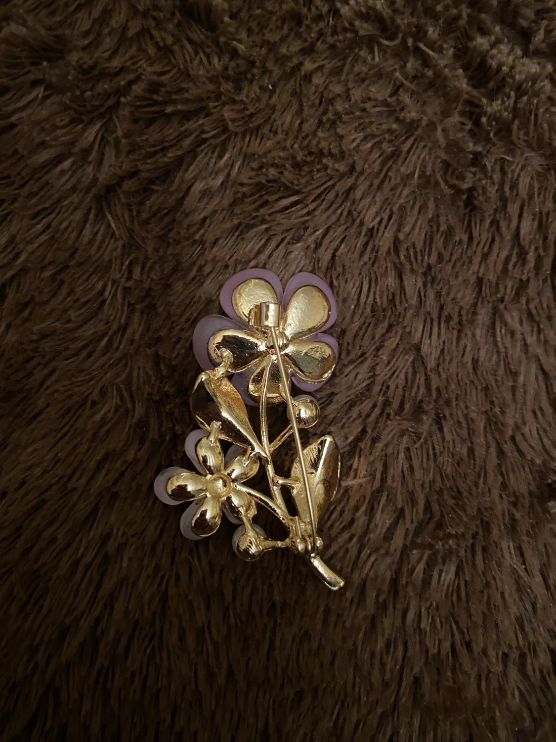 Brun pälsväst med blommigt brosch - 1