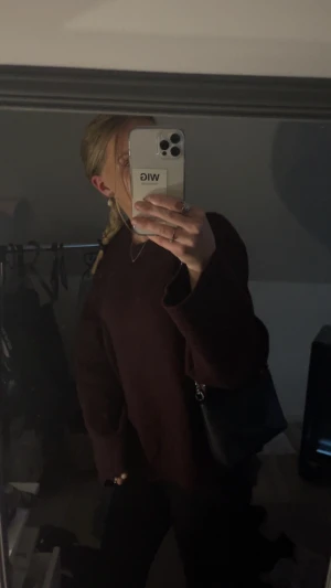 Vinröd stickad tröja från gina trocot - Fin vinröd stickad tröja från gina tricot i storlek XL men passar mig som har S🩷 något nopprig