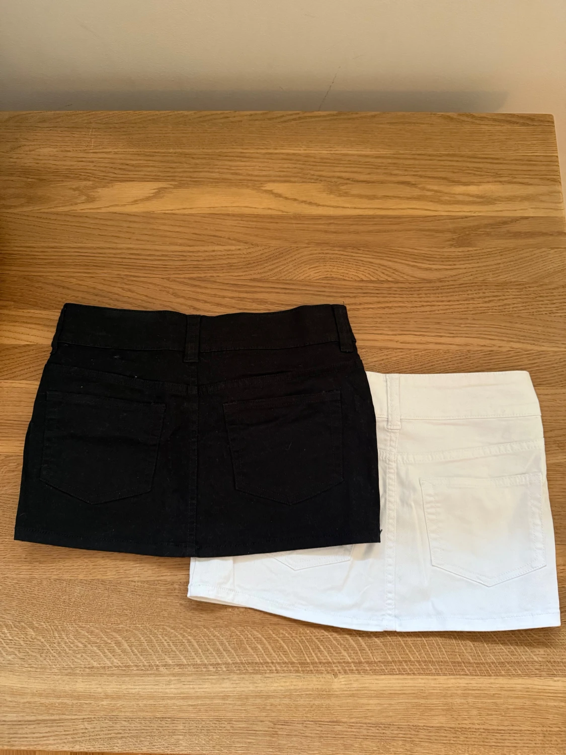 Svart och vit minikjol med fickor - 2