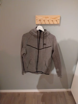 Nike tech fleece, grå  - En snygg nike huvtröja med svarta detaljer och grå bass. Passar till det mesta 