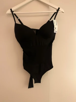 Svart bodysuit från H&M i medium - Svart bodysuit från H&M i storlek medium 