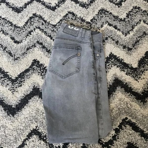 Grå Dondup Jeans - Säljer nu mina dondups som jag haft ett tag, använder inte dom nå mer för dom har blivit för småa. Modellen är George skinny fit. Hör av er om ni har nå frågor