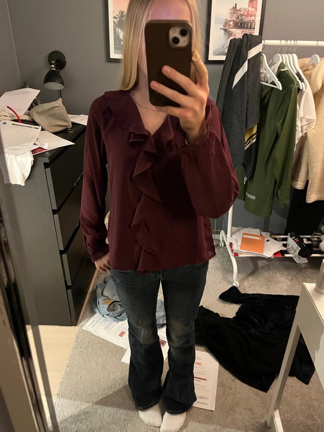 Vinröd blus med volangdetalj