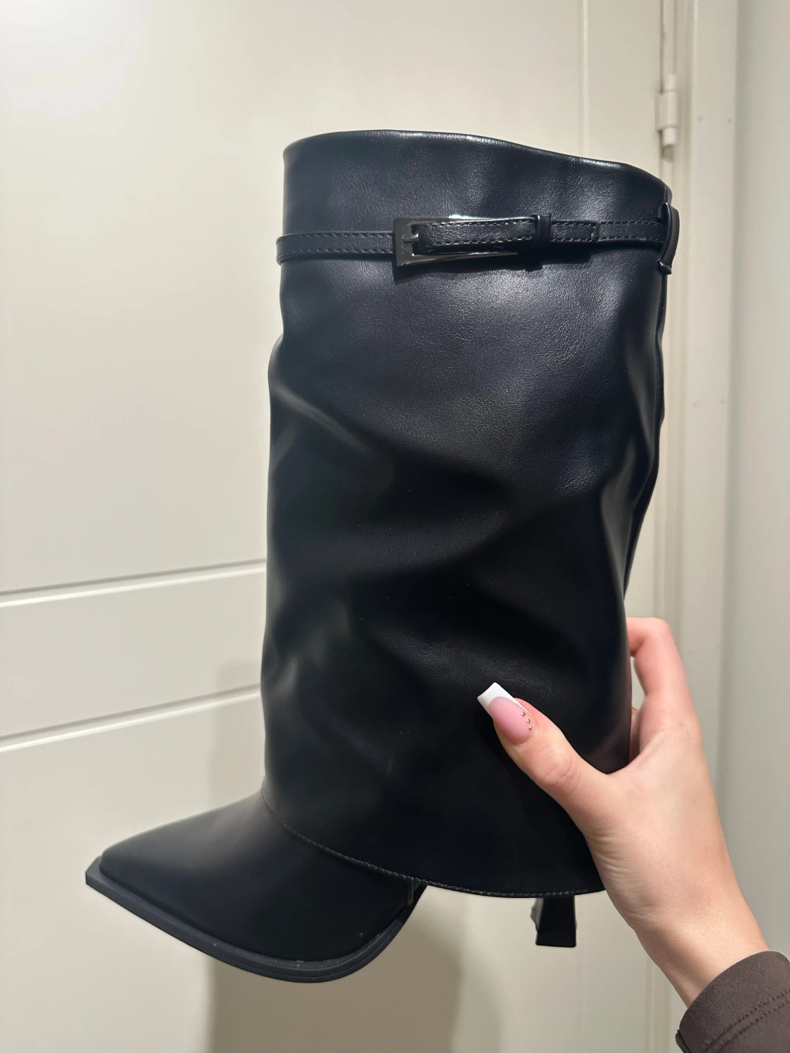 Svarta boots med spetsig tå och bälte - 3