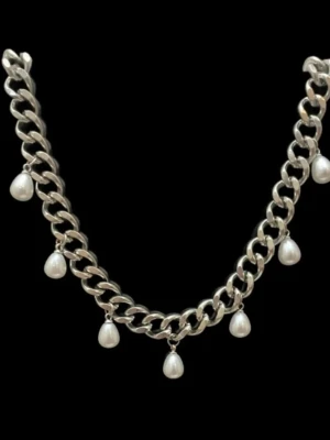 Silvrigt halsband med droppformade pärlor. - Elegant halsband i rostfritt stål – finns även i en guldpläterad variant. Matchande örhängen finns i en separat annons. Smycket är 9 mm brett och har en justerbar längd mellan 38–43 cm, vilket gör att det passar perfekt oavsett stil och tillfälle. De nickelfria och handgjorda. 