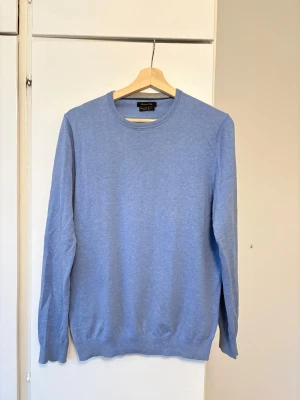Massimo dutti stickad tröja  - Hej, säljer nu denna superfina stickade tröja i kashmirblandning ifrån Massimo Dutti i bra skick. Storleken är M men passar även S och sitter bra. Skriv gärna om ni har frågor eller lägg gärna prisförslag då priset inte är hugget i sten.