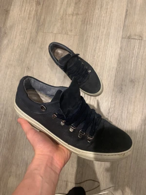 Diemme skor  - Den är synligt använda men dem läcker inte in vatten eller är på något sätt sönder. Passar 42-43