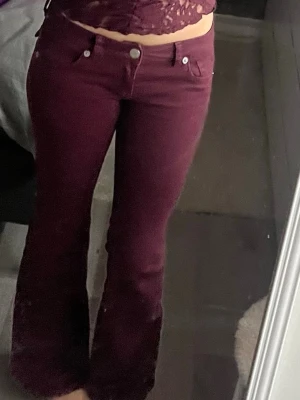 Low waist bootcut jeans vinröda  - Säljer ett par jätte snygga low waist och bootcut vinröda jeans från hm. Använda 2 gånger. Går knappt att få tag på. Storlek 34