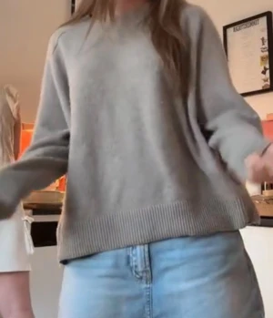 Beige kashmirtröja från Soft Goat - Säljer en beige rundhalsad tröja från Soft Goat i mjuk kashmir. Tröjan har lång ärm, ribbade muddar och en loose passform. Den finns fortfarande att köpa på soft goats hemsida, det är färgen greige (i storlek S) Fråga gärna om fler bilder eller info!