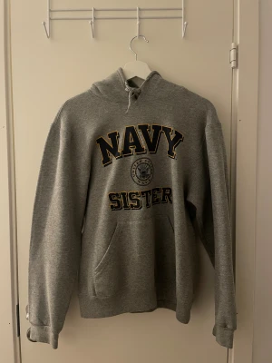 Grå vintage hoodie - Köpt secondhand, men i bra skick. Grå vintage hoodie med tryck i storlek s.