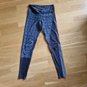 Onzie yogatights - Onzie, 28", stlk xs, låg midja, svart-vit-grått mönster. Stannar på plats, inga defekter. Mycket bra skick! 