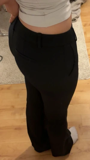 Svarta kostymbyxor med låg midja! - VERA TALL FLARE KOSTYMBYXA i storlek 34 från bikbok! Endast använda vid ett tillfälle så inget slitage på dom💞 jag är ca 170cm 