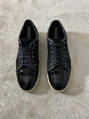 Lanvin skor - Hej! Säljer nu dessa väldigt snygga och eftertraktade Lanvin skor med Glans! Skorna är i bra skick men har lite defekter här o där men inget som påverkar använding… Skorna är perfekt nu till vintern. Storlek 45 Nypris: 5499 kr Säljs för: 1499 kr 